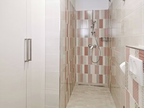 Shower, hair dryer, towels - Studio Apartment More - seafront, seaview, terrace, laundry room, BBQ (Šilo)