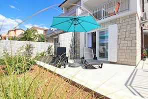 Terrace/patio - Studio Apartment More - seafront, seaview, terrace, laundry room, BBQ (Šilo)