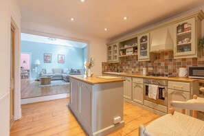 Fridge, microwave, oven, stovetop - Stylish 2BR Steps from Windsor Castle & High St 🏰 (Windsor)