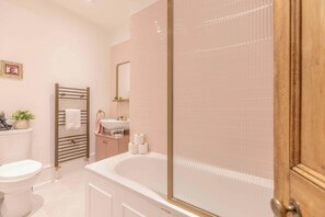 Douche, séchoir à cheveux, serviettes fournies