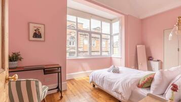 2 bedrooms, desk, iron/ironing board, WiFi