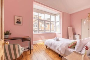2 bedrooms, desk, iron/ironing board, WiFi - Stylish 2BR Steps from Windsor Castle & High St 🏰 (Windsor)