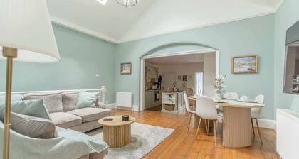 Stylish 2BR Steps from Windsor Castle & High St 🏰