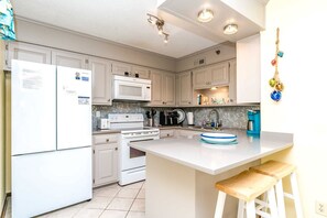 Refrigerador, microondas, placa de cocina, lavavajillas