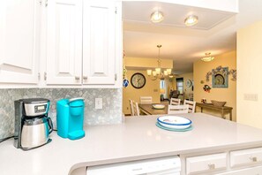 Refrigerador, microondas, placa de cocina, lavavajillas