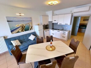 Dining - Apartment Neptun - seafront, 20 m from sea, sea view, terrace, private parking (Šilo)