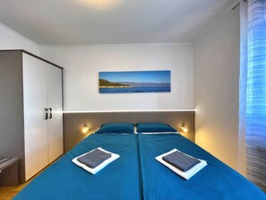 2 bedrooms, WiFi, bed sheets - Apartment Neptun - seafront, 20 m from sea, sea view, terrace, private parking (Šilo)