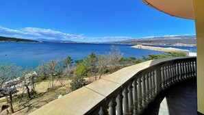 A balcony with a view of a coastal landscape, including a body of water and distant mountains. - Apartment Neptun - seafront, 20 m from sea, sea view, terrace, private parking (Šilo)