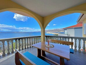 Outdoor dining - Apartment Neptun - seafront, 20 m from sea, sea view, terrace, private parking (Šilo)