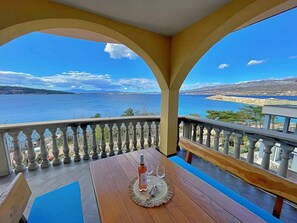 Outdoor dining - Apartment Neptun - seafront, 20 m from sea, sea view, terrace, private parking (Šilo)