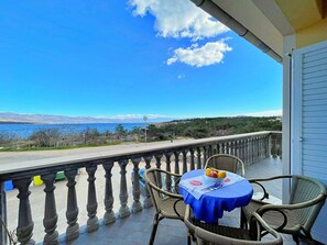 Outdoor dining - Apartment Neptun - 20 m from sea, sea view, balcony, private parking (Šilo)