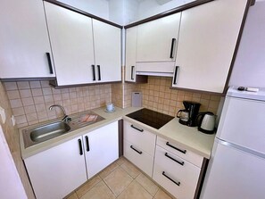 Fridge, stovetop, coffee/tea maker, toaster