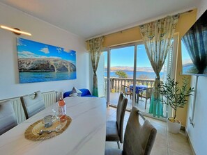 Dining - Apartment Neptun - 20 m from sea, sea view, balcony, private parking (Šilo)