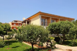 Exterior - Apartment Nevenka - sea view, 70 m from sea, terrace, balcony, town center, washing machine (Cizici)