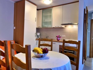 Fridge, oven, stovetop, coffee/tea maker