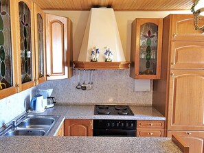 Réfrigérateur, four, plaque de cuisson, cafetière/bouilloire