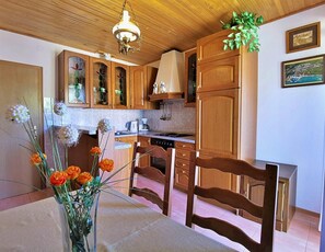 ثلاجة، فرن، موقد طهي مسطح، ماكينة لصنع القهوة/الشاي