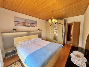 2 bedrooms, WiFi, bed sheets - Apartment Nevenka - sea view, 70 m from sea, terrace, balcony, town center, washing machine (Cizici)