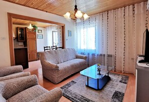 TV - Apartment Nevenka - sea view, 70 m from sea, terrace, balcony, town center, washing machine (Cizici)