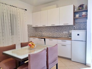 Réfrigérateur, micro-ondes, plaque de cuisson, lave-vaisselle