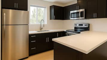 Coffee/tea maker, full-size fridge, microwave, oven