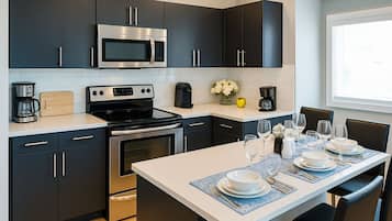 Coffee/tea maker, full-size fridge, microwave, oven