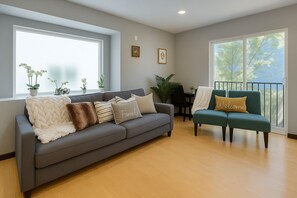 Living area - Modern North Seattle Getaway (Seattle)
