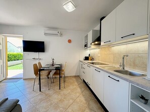 Réfrigérateur, micro-ondes, plaque de cuisson, cafetière/bouilloire