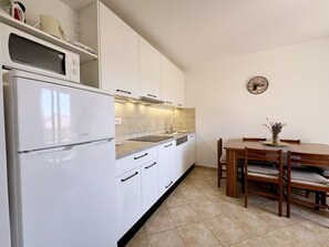 Réfrigérateur, micro-ondes, lave-vaisselle, cafetière/bouilloire