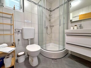 Shower, hair dryer, towels - Apartment Pinta de Sol - sea view, pet-friendly, balcony, BBQ, private parking (Cizici)