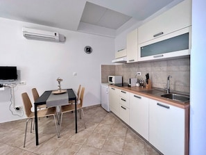 Refrigerador, microondas, cafetera/tetera, tostadora