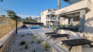 Terrace/patio - Luxury Apartments Punta Silo - 30 m from the sea, sea view, swimming pool, outdoor shower, Smart TV, laundry room, private parking (Šilo)