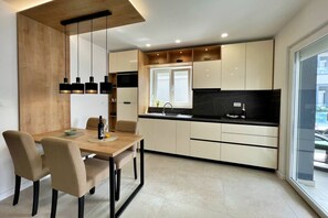 Réfrigérateur, micro-ondes, plaque de cuisson, lave-vaisselle