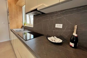 Kylskåp, mikrovågsugn, spishäll och diskmaskin
