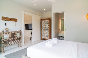 Tabla de planchar con plancha, wifi gratis y ropa de cama