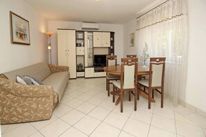 TV - Apartment Radosna - 370 m from the sea, private terrace, free parking, ground floor (Šilo)