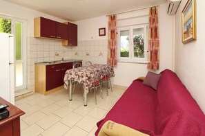 Interior - Apartment Radosna - 370 m from the sea, private terrace, free parking, ground floor (Šilo)