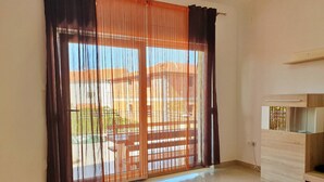 A room with a large sliding glass door, a wooden bench, a table, and a wooden cabinet. - Apartment Rea - 220 m from sea, pet-friendly, private parking, terrace (Šilo)
