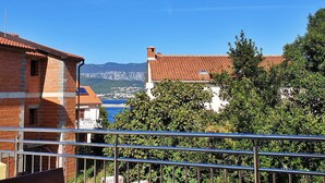 A view of a building with a red-tiled roof, surrounded by greenery and overlooking a mountainous landscape. - Apartment Rea - 220 m from sea, pet-friendly, private parking, terrace (Šilo)
