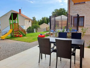 Outdoor dining - Apartment Rebeka - sea view, 160 m from sea, terrace, balcony, playground (Šilo)
