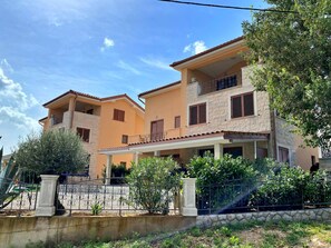 Exterior - Apartment Rebeka - sea view, 160 m from sea, terrace, balcony, playground (Šilo)