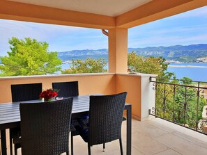 Outdoor dining - Apartment Rebeka - sea view, 160 m from sea, terrace, playground (Šilo)