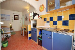 Microwave, stovetop, coffee/tea maker, cookware/dishes/utensils - Studio Apartment Renata - cozy, pet-friendly, BBQ, air conditioning, Wi-Fi (Šilo)
