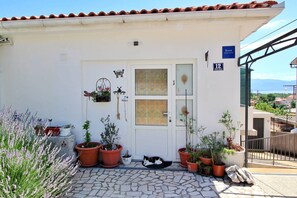 Property grounds - Studio Apartment Renata - cozy, pet-friendly, BBQ, air conditioning, Wi-Fi (Šilo)