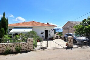 Exterior - Studio Apartment Renata - cozy, pet-friendly, BBQ, air conditioning, Wi-Fi (Šilo)