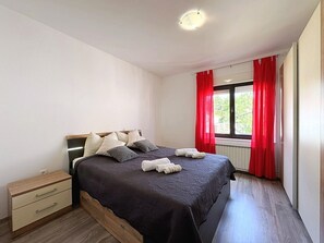 2 室のベッドルーム、アイロン / アイロン台、WiFi、ベッドシーツ