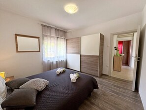 2 slaapkamers, een strijkplank/strijkijzer, wifi, beddengoed