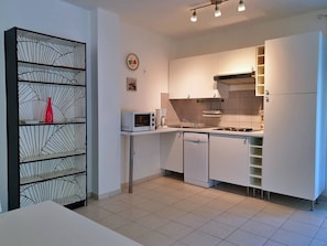 Réfrigérateur, micro-ondes, plaque de cuisson, lave-vaisselle