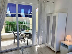 Interior - Apartment Savic - 90 m from the sea, private balcony, partial sea view, private parking, close to the sandy beach (Šilo)