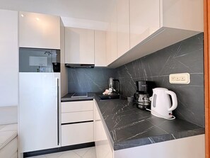 Réfrigérateur, micro-ondes, plaque de cuisson, lave-vaisselle